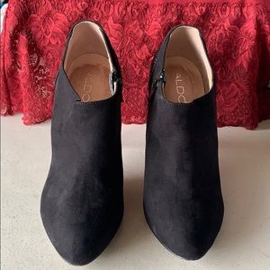 Black Aldo ankle pump with jeweled decals